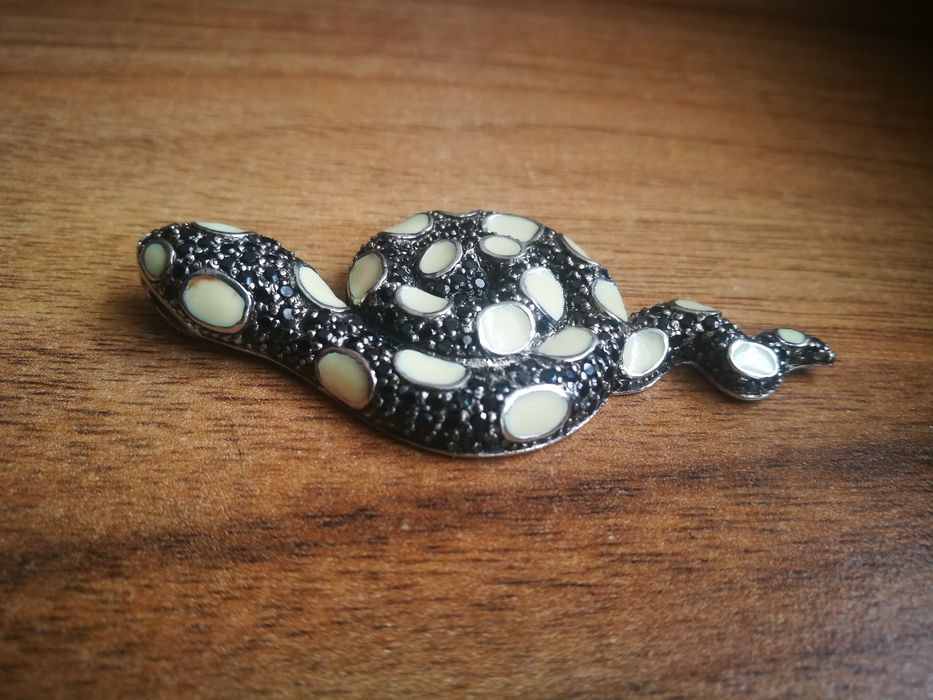 Италиански сребърен медальон с черни цирконии и емайл