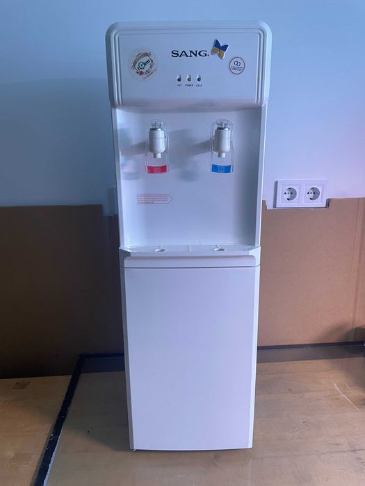 Диспенсър за студена и топла вода с компресор