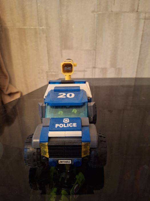 Полицейская машина из лего
