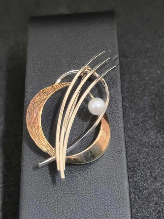 Златна брошка с естествена перла - 4.84гр