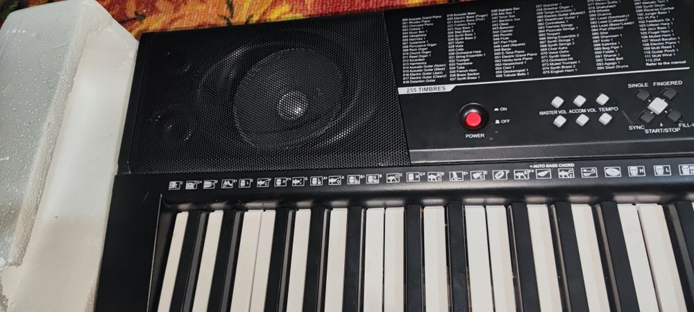 MK-2102 rusumli elektron sintezator (klavishli musiqa asbobi).
Bu asbo