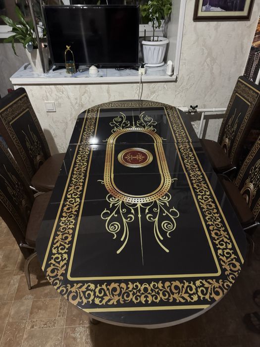 Кухонный стол  с 8 ми стульями