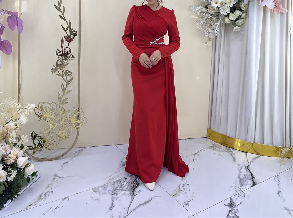 Платье красное. Надевало только 1 раз