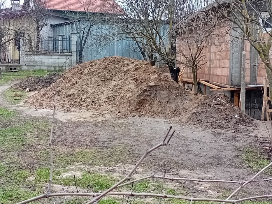 Изкопна пръст песъчливо-глинеста.