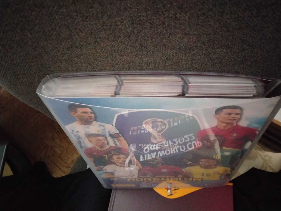 Колекционерски албум за карти  Panini World Cup Qatar Adrenalyn XL запълнен с всички карти