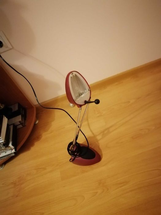 Настолна лампа с удължително рамо и чупеща се глава