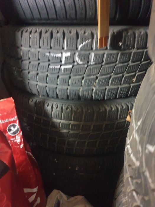 De vânzare cauciucuri cu jante