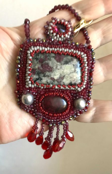 Colier handmade cu granate si caboson crazy lace agat