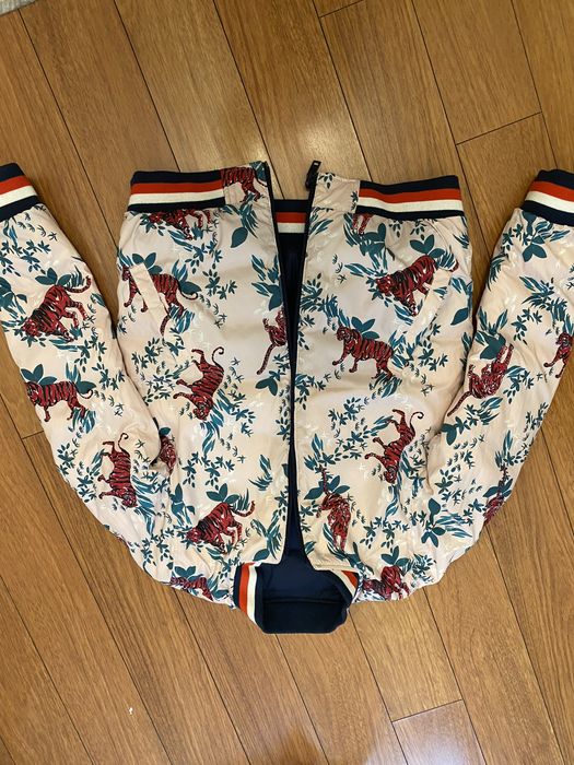 Vand geaca fata Tommy Hilfiger pt varsta 12-14ani cu doua fete.