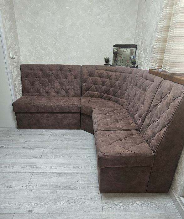 Продаётся диван уголок в отличном состояние.