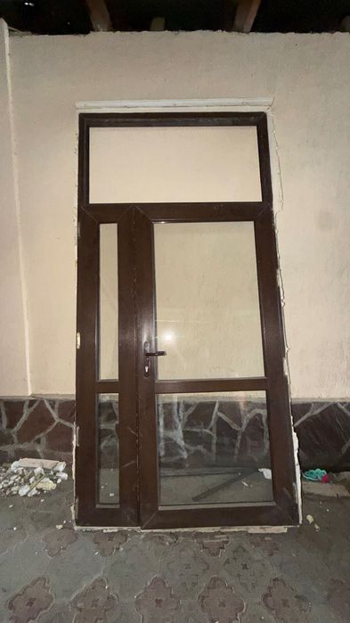 Большая дверь с фрамугой