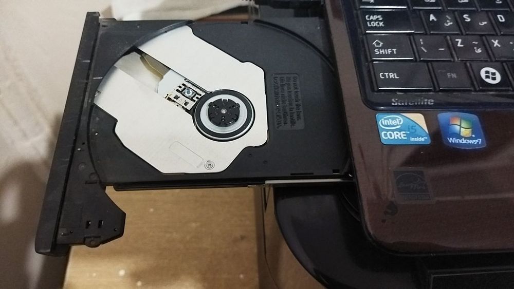 Toshiba Kompyuter Sotiladi