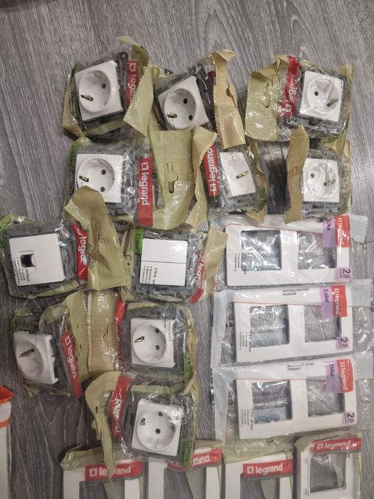 Розетки в комплекте с рамками