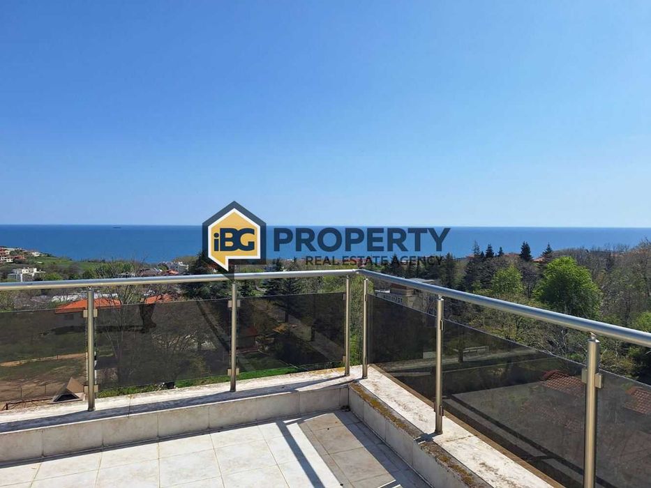 Двустаен апартамент на две нива с две големи тераси и морска гледка