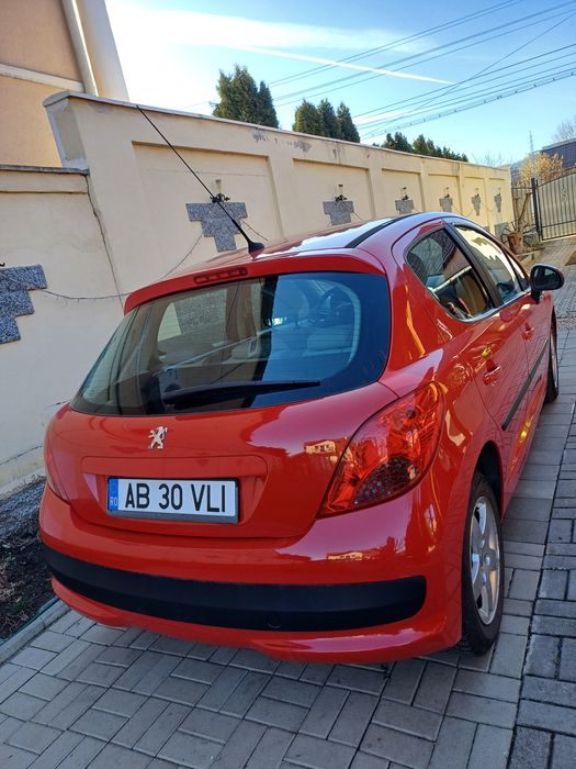 Vând  Peugeot  207 1.4 benzină