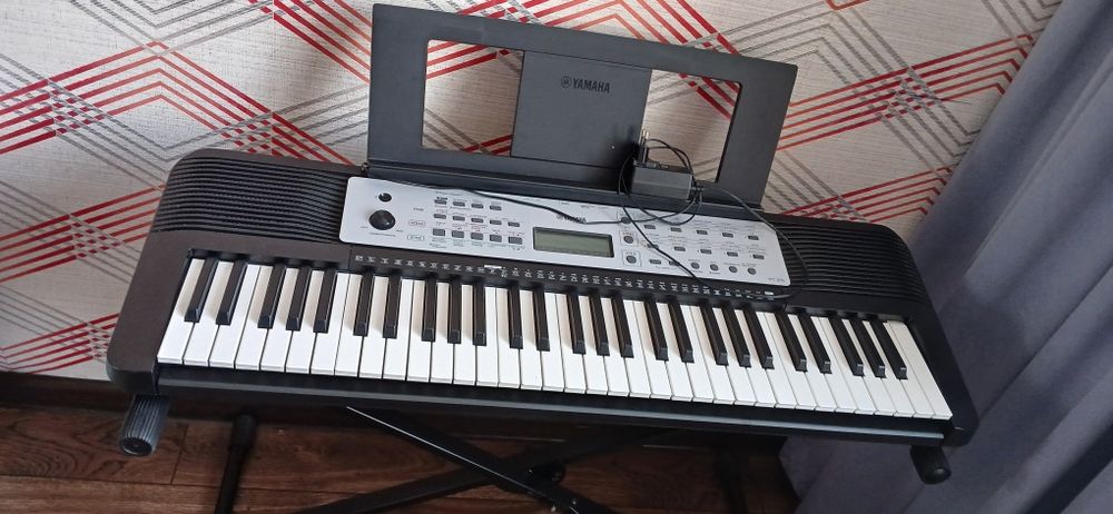 Продам синтезатор