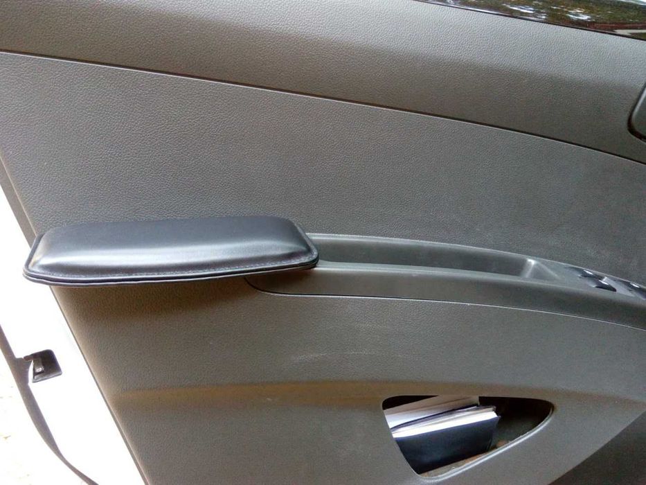 Подушка на подлокотник для автомобиля