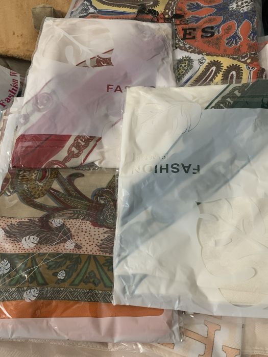 Кепки с орнаментом, платки