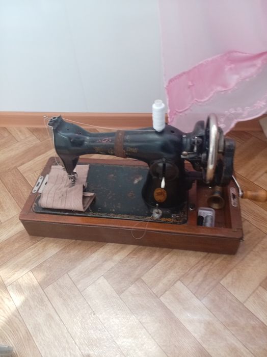Продам швейную машинку