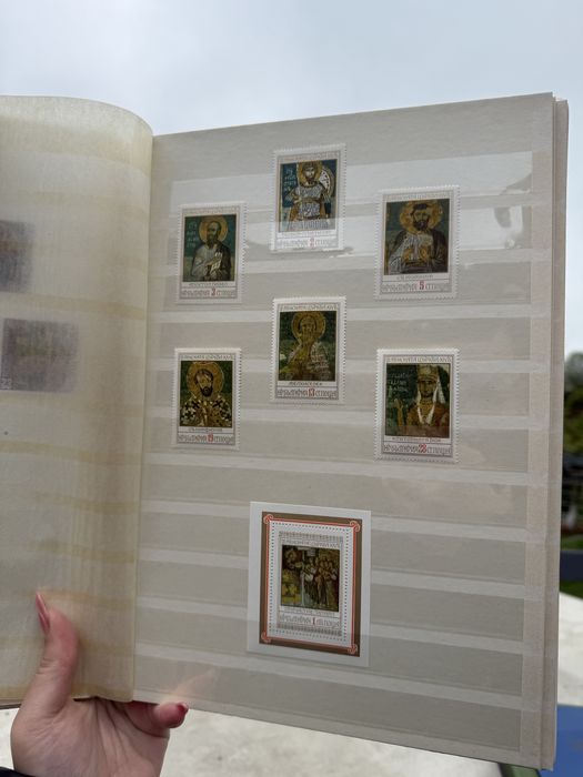 Голям класьор с различни пощенски марки