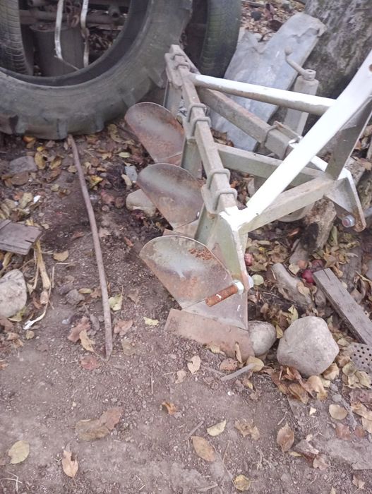 Vând plug cu 3 brazde