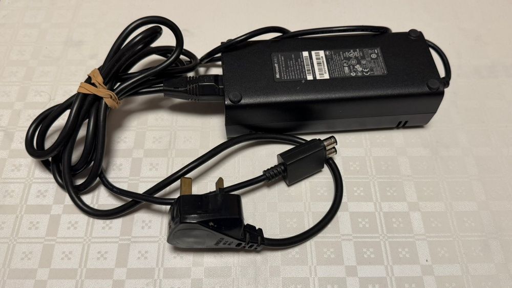 Consola Xbox 360 S defectă+Maneta  Citiți descrierea  !!!