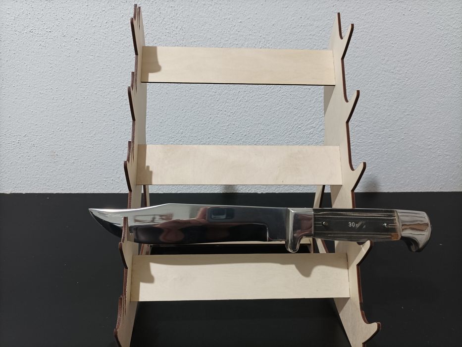 Статив (поставка) за ловни ножове, а вече и за саби/мечове