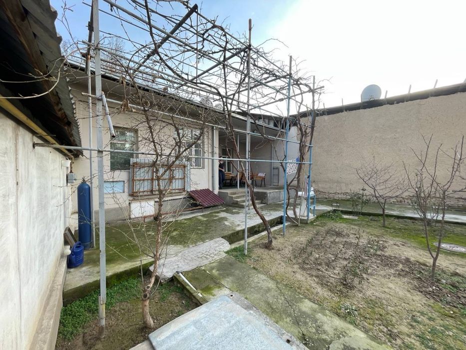 УзбекФильм продается сквозной участок 5,5 соток вдоль речки