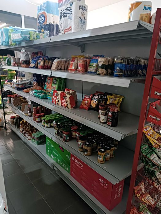 Островен стелаж за магазин