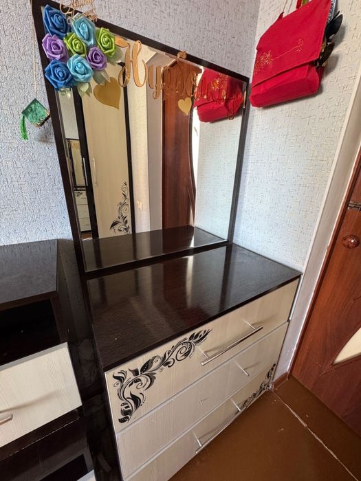 продам шкаф комот и тумбочки