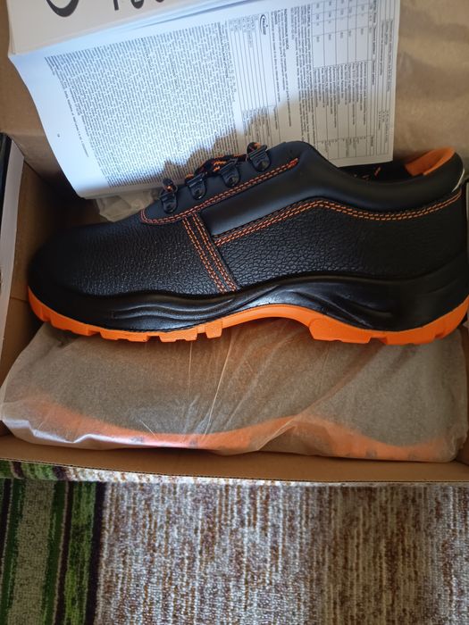 Продавам обувки работни