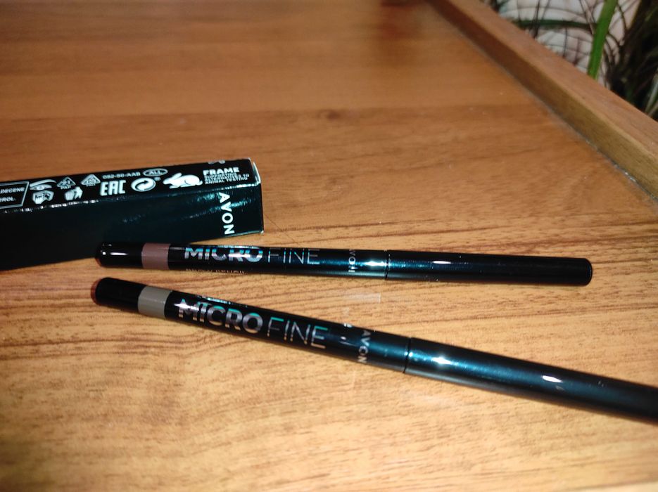 моливи за устни и очи / очна линия AVON