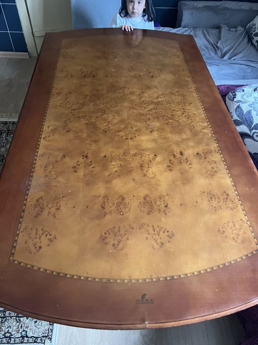 Стол прочный коричневый