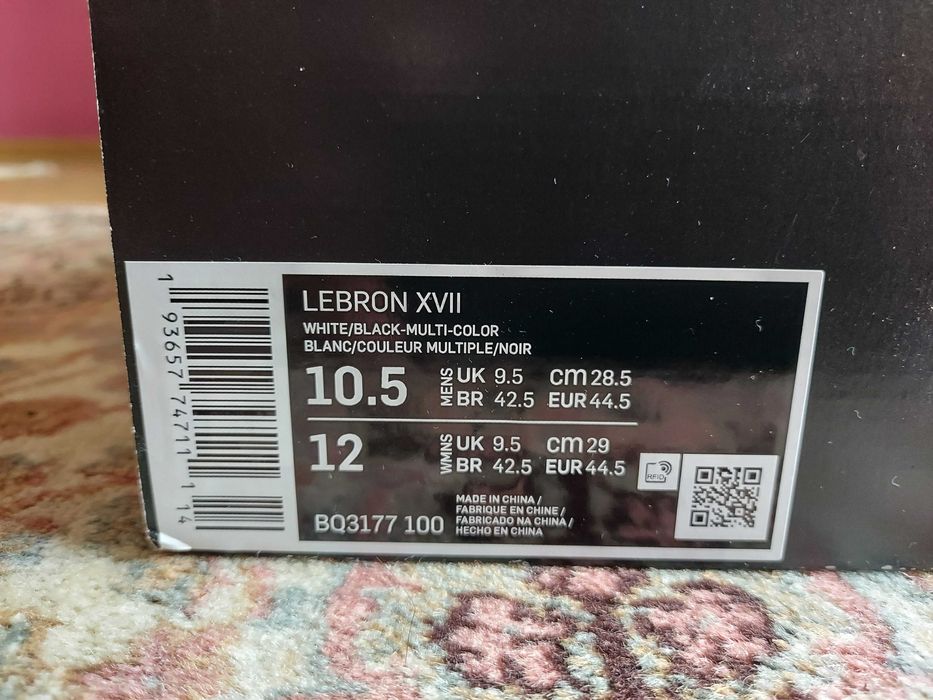 Vand pereche de ghete baschet Lebron XVII Command Force marimea EU44.5