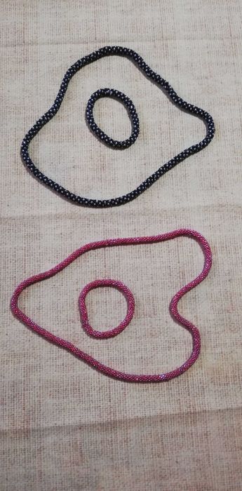 Ръчно изработени гривни и гердани от мъниста.