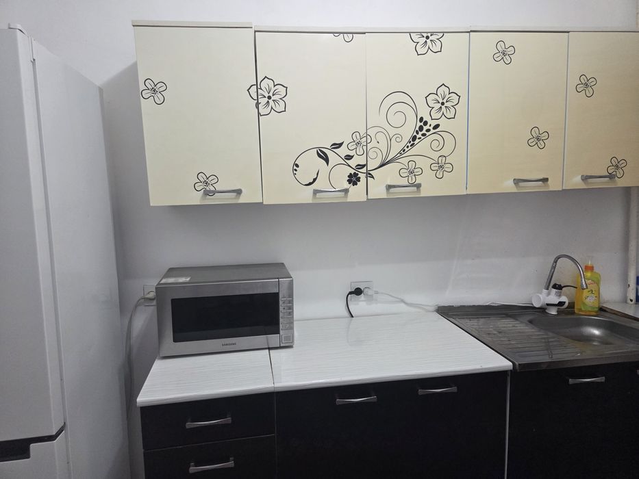 Кухонный гарнитур в нормальном состоянии длина 2м 60см