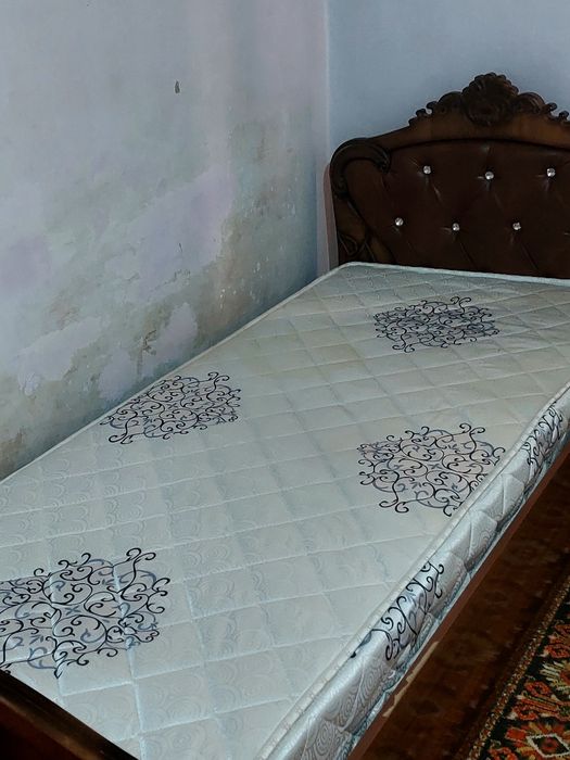 Деревянная большая кровать с матрасом