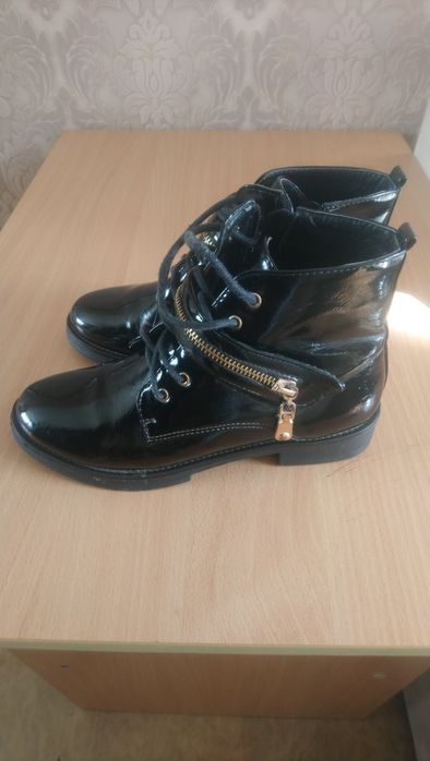 Продаётся обувь осень весна.