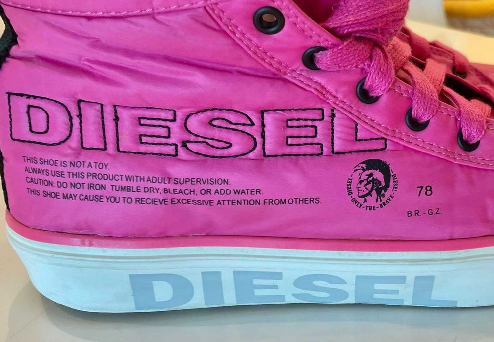 Намалени Diesel, оригинални спортни обувки с лого, размер 39.