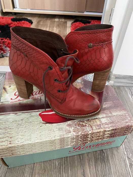 Botine rosii si bleu