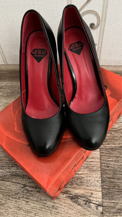 Туфли 37 размер, черный