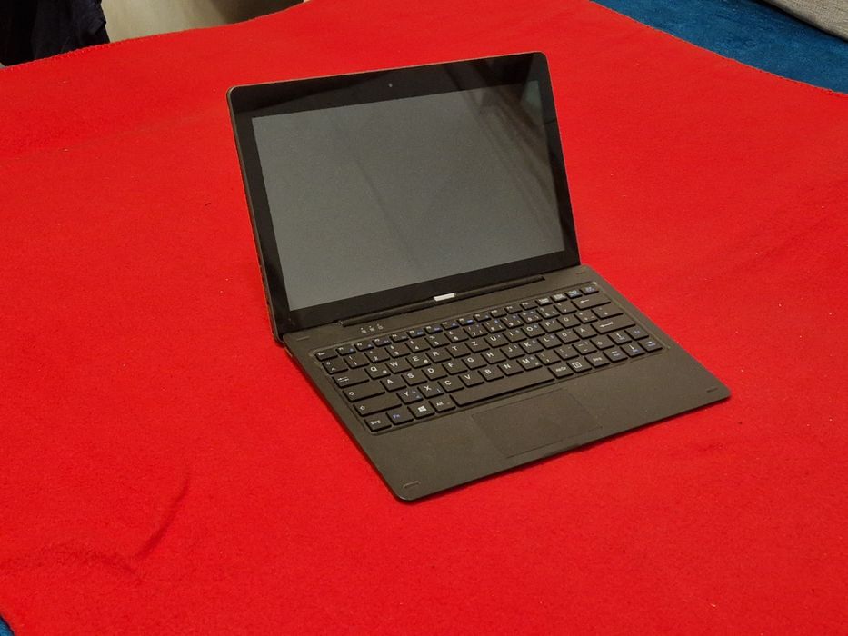 Laptop 2 in 1 defect . S-a aprins  cu un încărcător universal dar s-a stins imediat