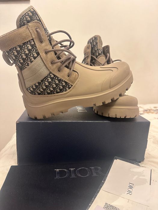 Обувки на марката Dior