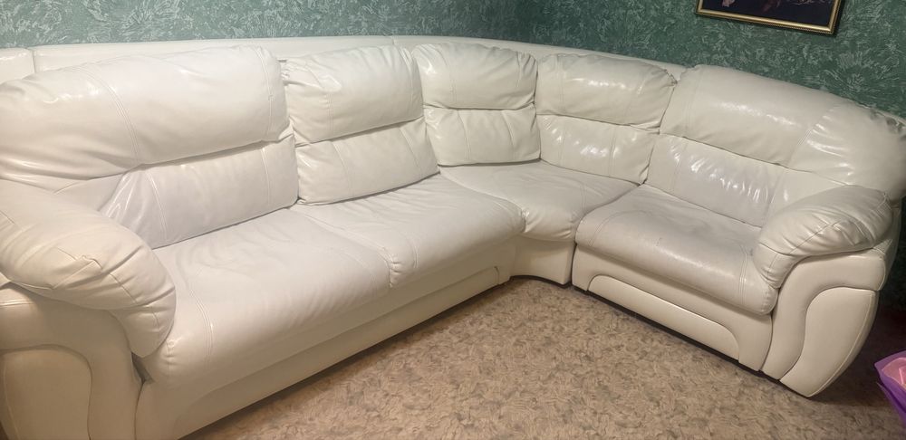 Продам угловой диван белоснежный