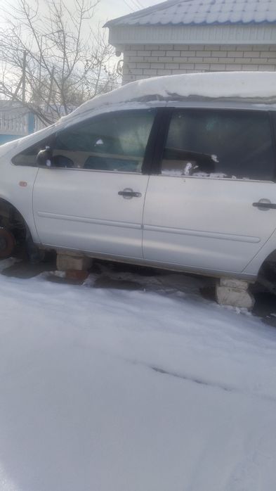 Продам. Шаран объем 2 .  По запчастям .Матор .каропка .все ходова .сал