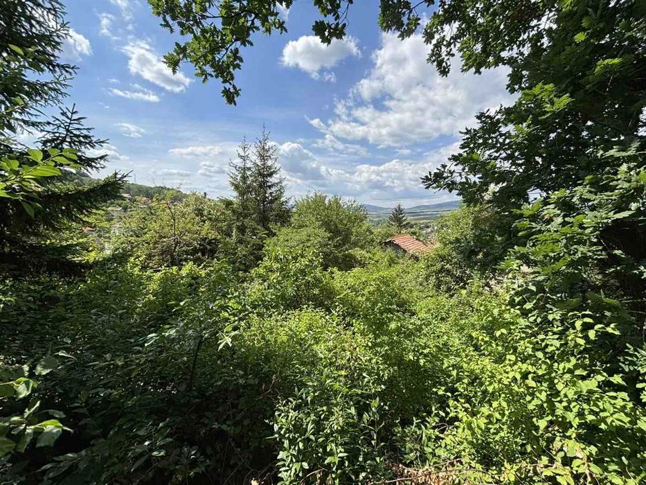 Продава парцел в регулация със страхотна гледка