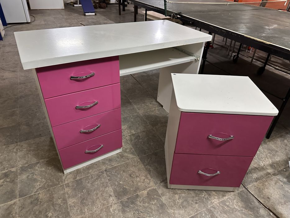 Тумбочка и стол детский