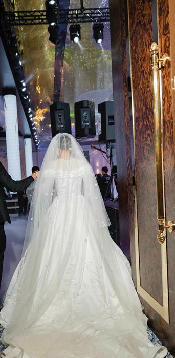 Роскошное свадебное платье сшитое по спецальному заказу.