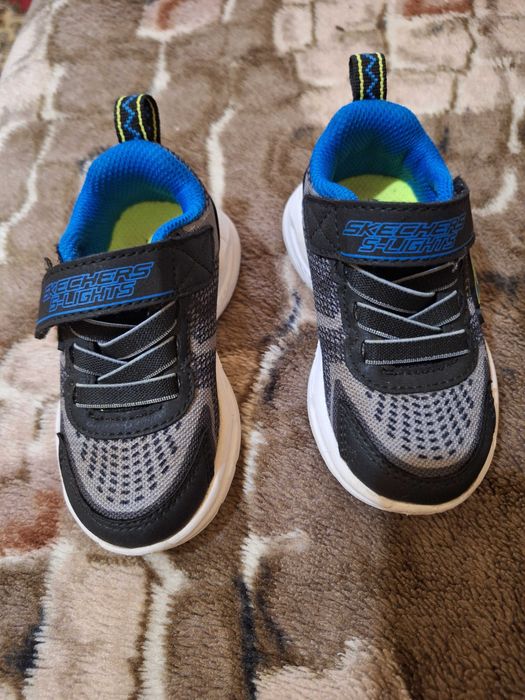 Vand adidasi skechers