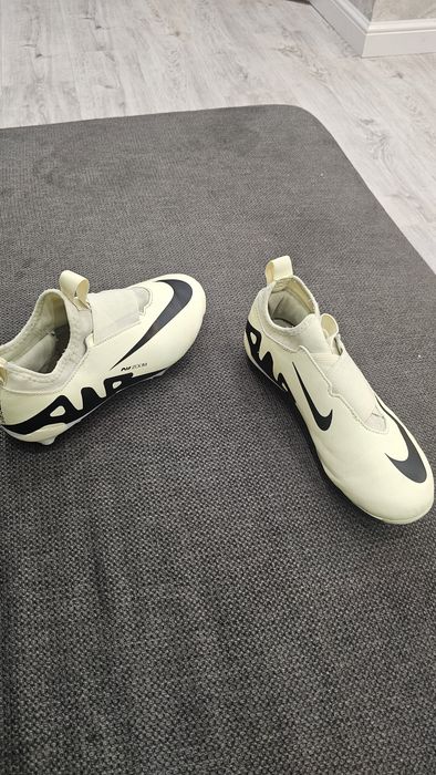 Деттск футболни обувки-Nike и Adidas